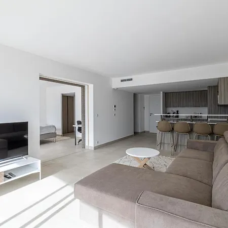 Apartment Lerins Avec Grand Balcon, Standing Et Moderne, Pres Du Centre-ville