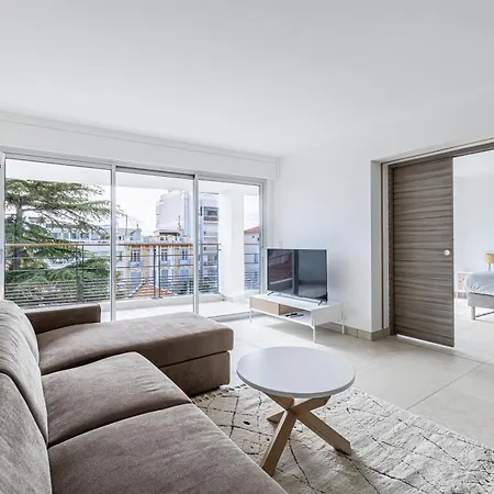 Appartement Lerins Avec Terrasse, Standing Et Moderne Cannes